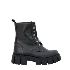 Anfibi con zip centrale e borchie pelle nero fondo carrarmato F/W