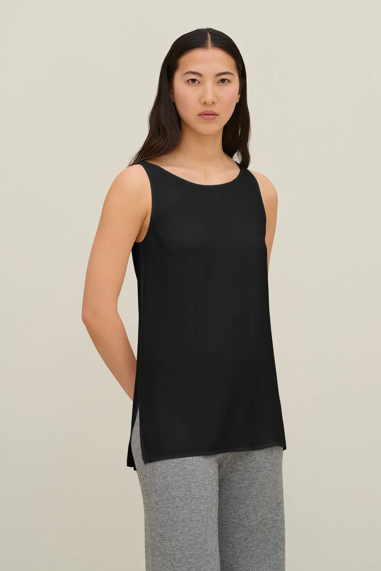Maglia smanicata in crepe de chine nera